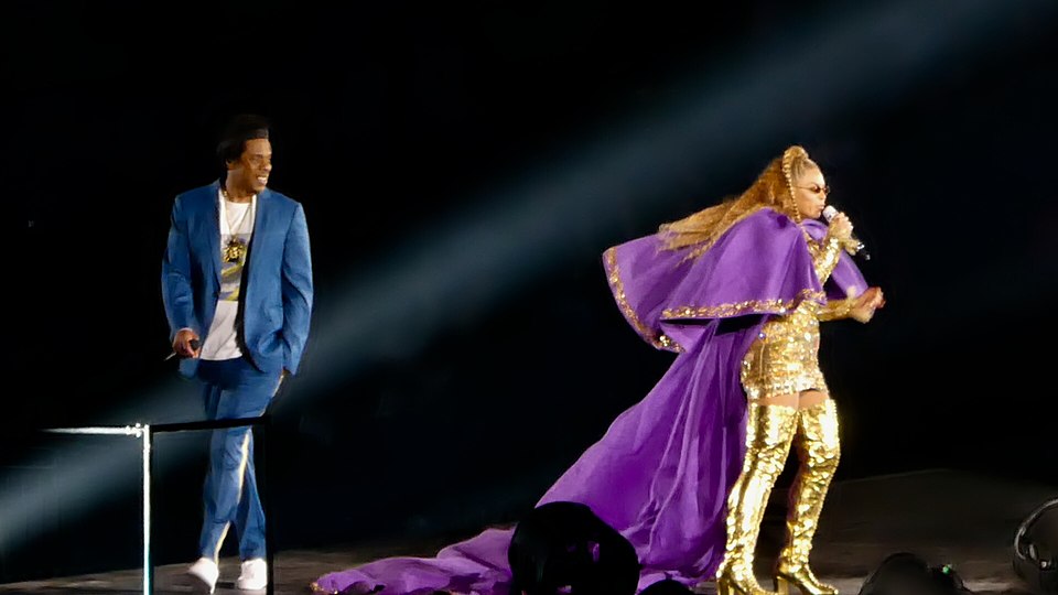 Jay-Z e Beyoncé no palco durante o On the Run II Tour em 2018
