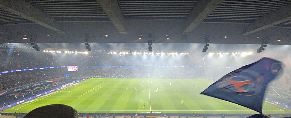 Jogadores do Paris Saint-Germain em campo durante Le Classique contra o Olympique de Marseille em 2026