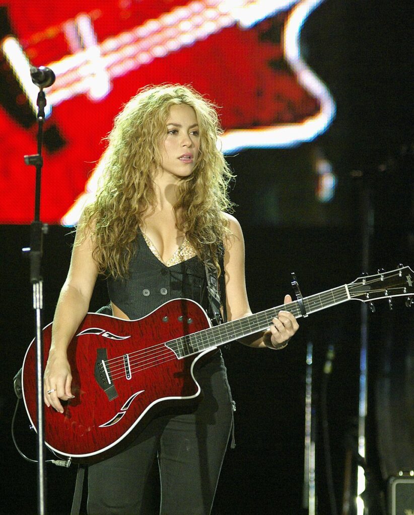 Shakira tocando guitarra no palco do Rock in Rio em 2008