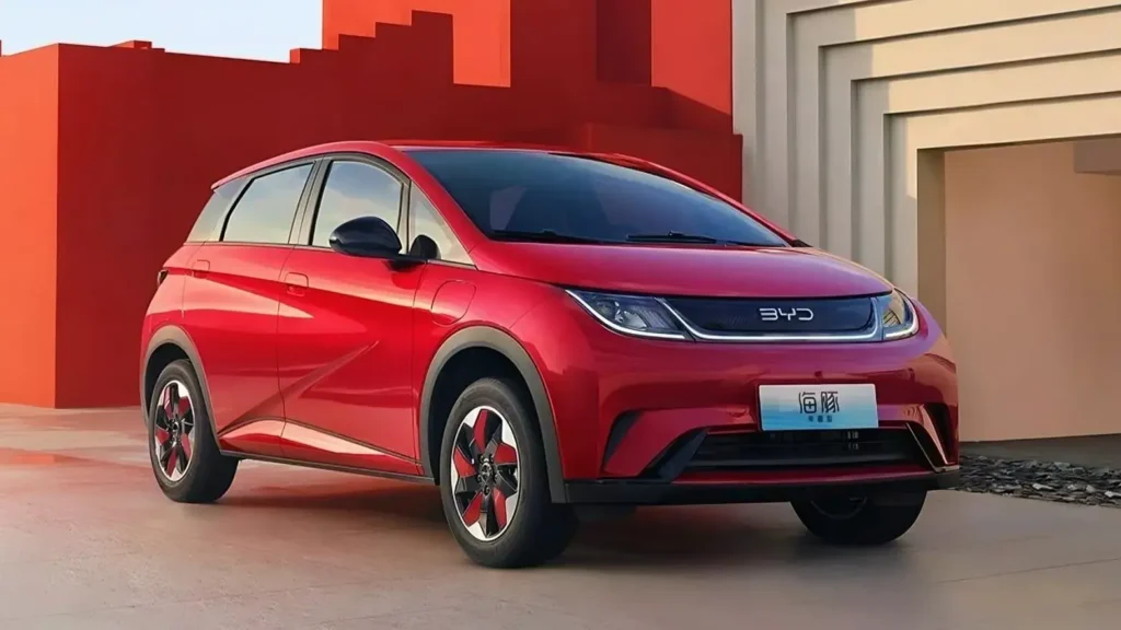 BYD Dolphin Mini vermelho - carro elétrico chinês mais vendido no Brasil em 2025