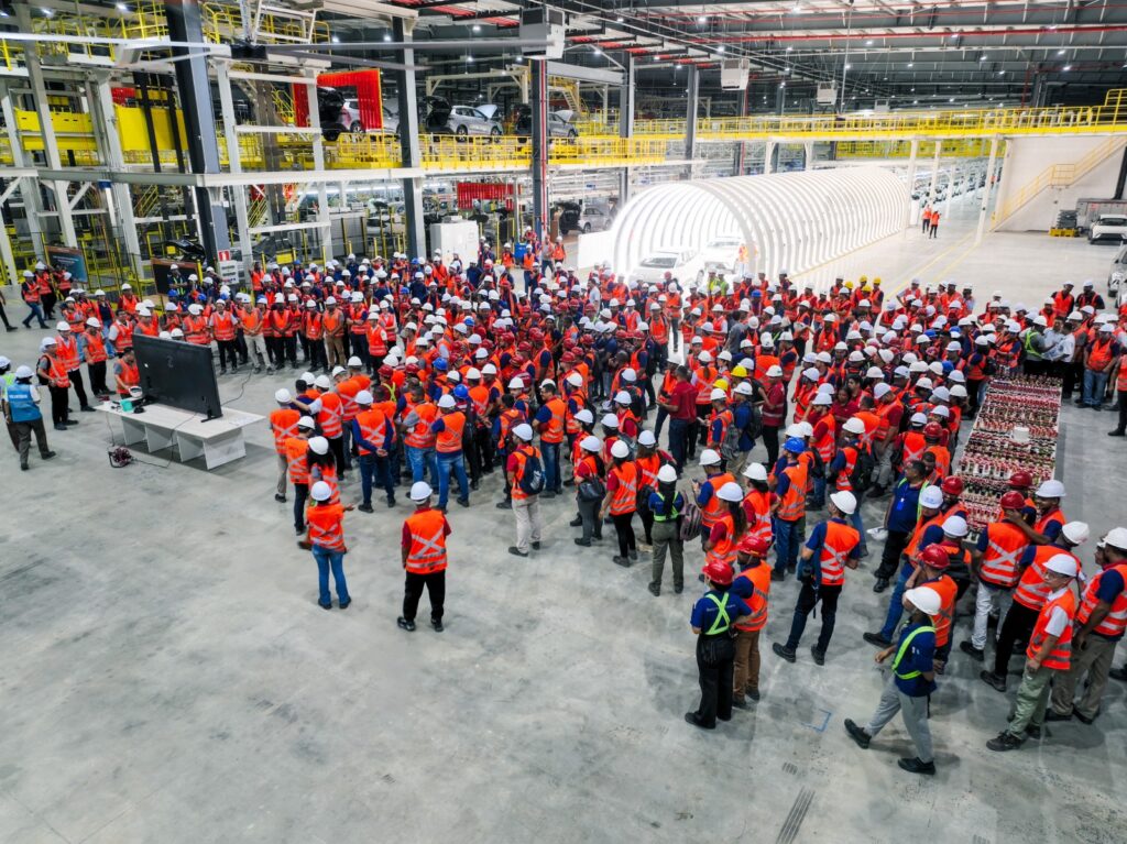 linha de produção BYD Camaçari trabalhadores brasileiros empregos 2025