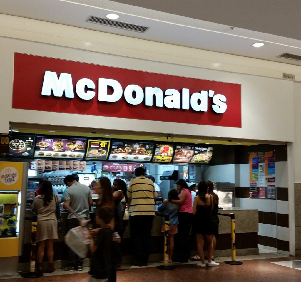 "franquia McDonald's Brasil fachada unidade com alto fluxo de clientes e drive-thru