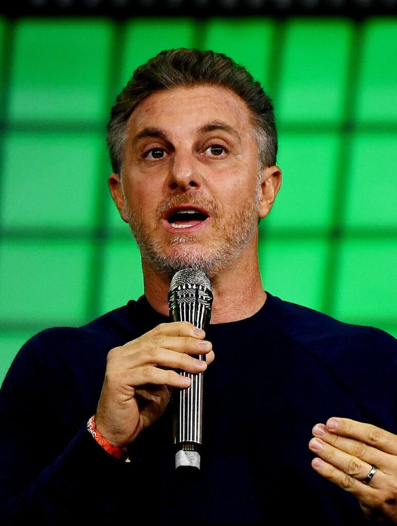 Luciano Huck palestrando no Web Summit Rio 2023
