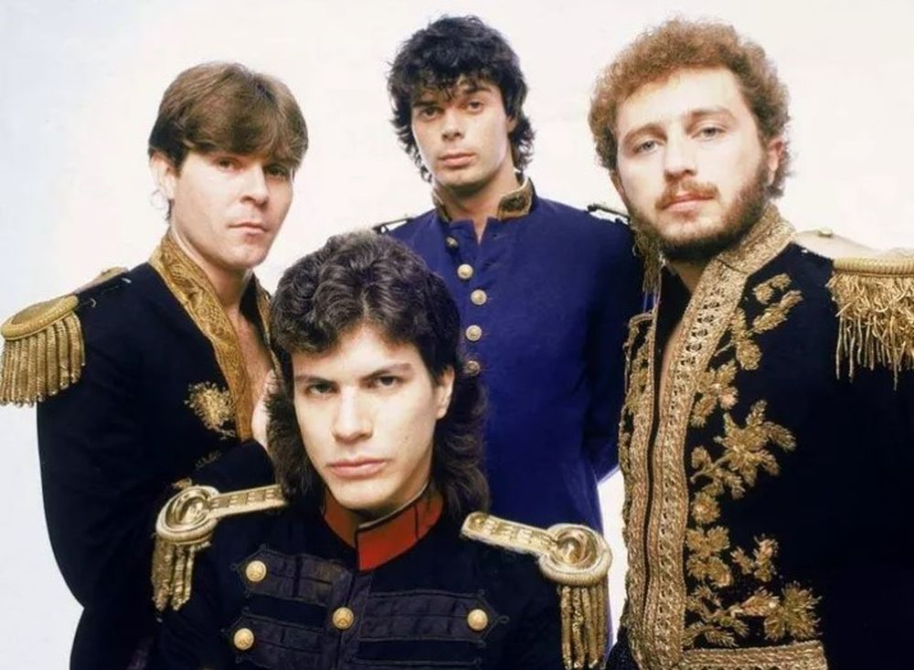 Integrantes do RPM em foto de divulgação de 1986, usando figurinos com ombreiras douradas
