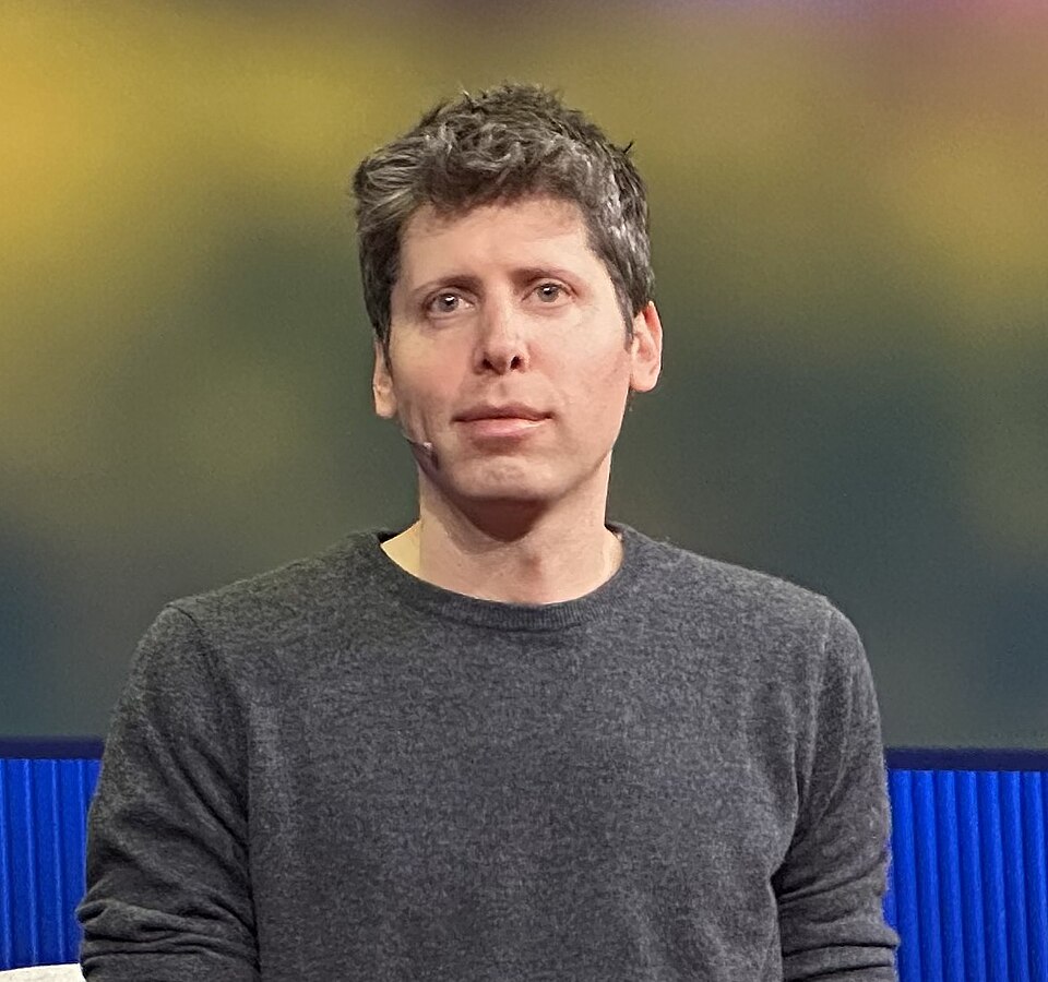 Sam Altman discursa no palco do TED em abril de 2025