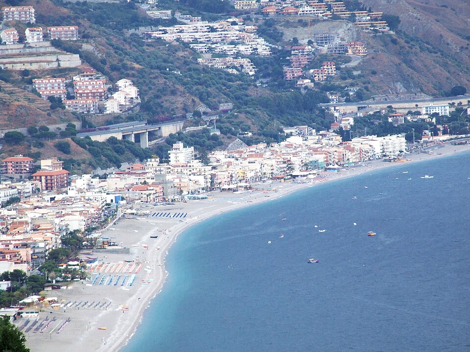 
Vista de Taormina, cidade histórica da Sicília, Itália, onde Daniel Vorcaro realizou festa privada com Coldplay em 2023Sonnet 4.6