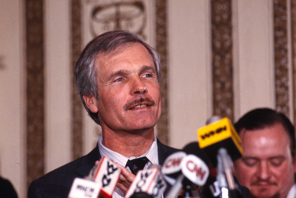 Ted Turner fotografado em abril de 1985, cinco anos após fundar a CNN em Atlanta
